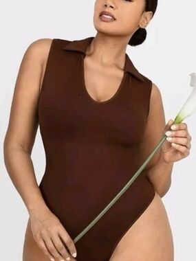 NWT! Women's SZ: XS/S SHAPELLX Polo Sleeveless Bodysuit. Tummy Control. V-Neckli